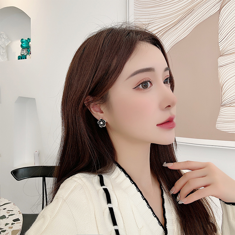 1 Pair Elegant Lady Flower Inlay Alloy Artificial Pearls Gold Plated Ear Studs display picture 6