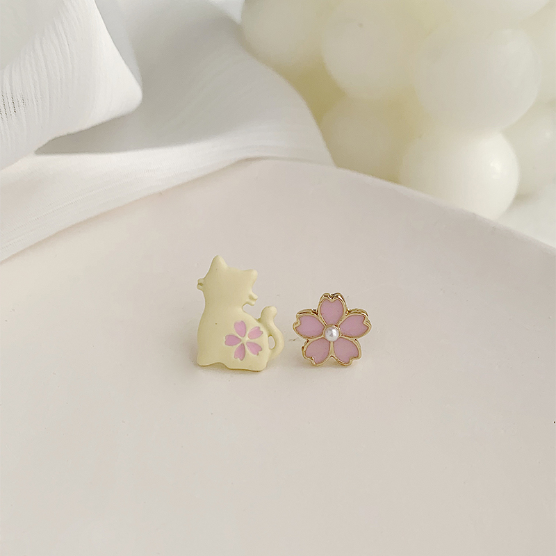 1 Pair Elegant Lady Cat Flower Alloy Gold Plated Ear Studs display picture 1