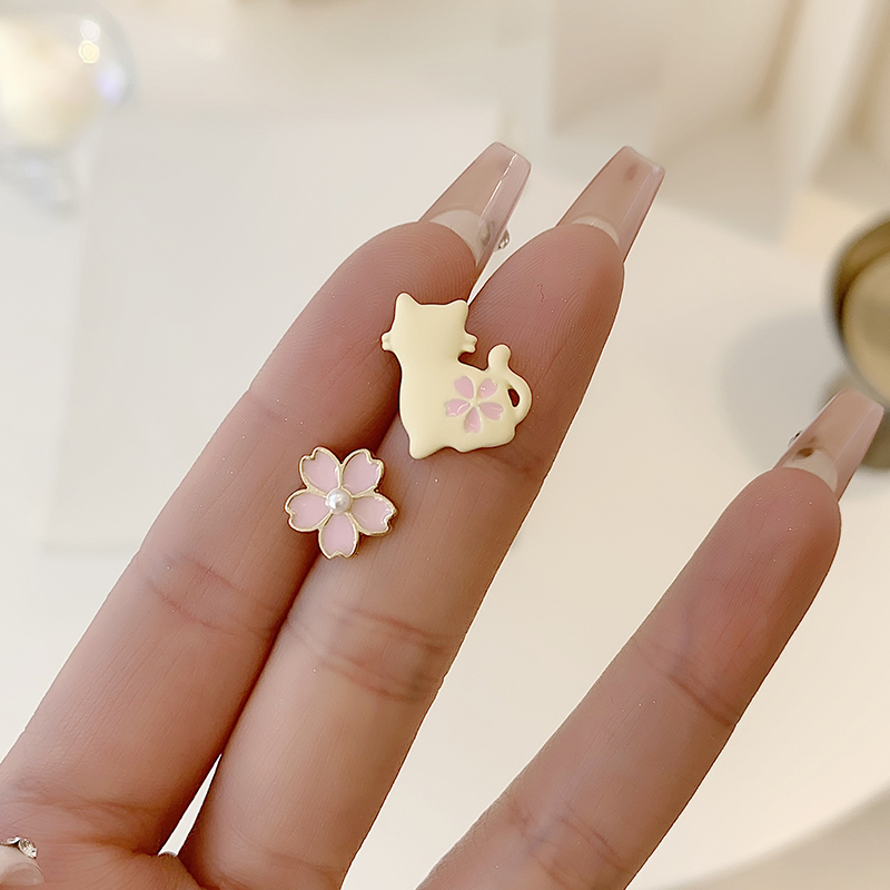 1 Pair Elegant Lady Cat Flower Alloy Gold Plated Ear Studs display picture 2