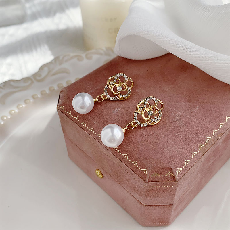 1 Pair Elegant Korean Style Flower Inlay Imitation Pearl Alloy Artificial Rhinestones Gold Plated Drop Earrings display picture 1