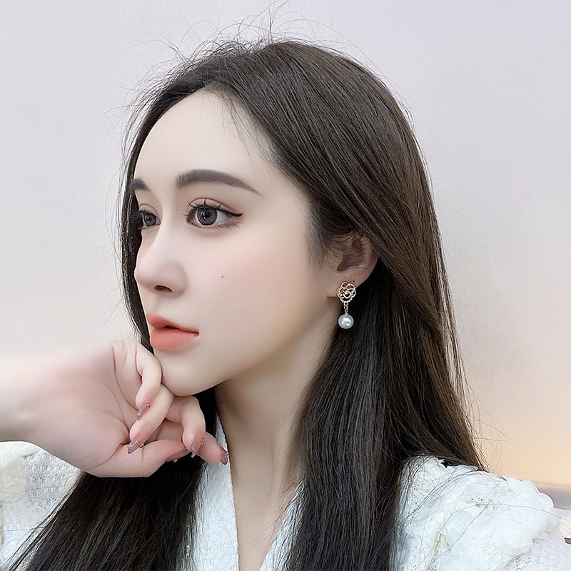 1 Pair Elegant Korean Style Flower Inlay Imitation Pearl Alloy Artificial Rhinestones Gold Plated Drop Earrings display picture 3