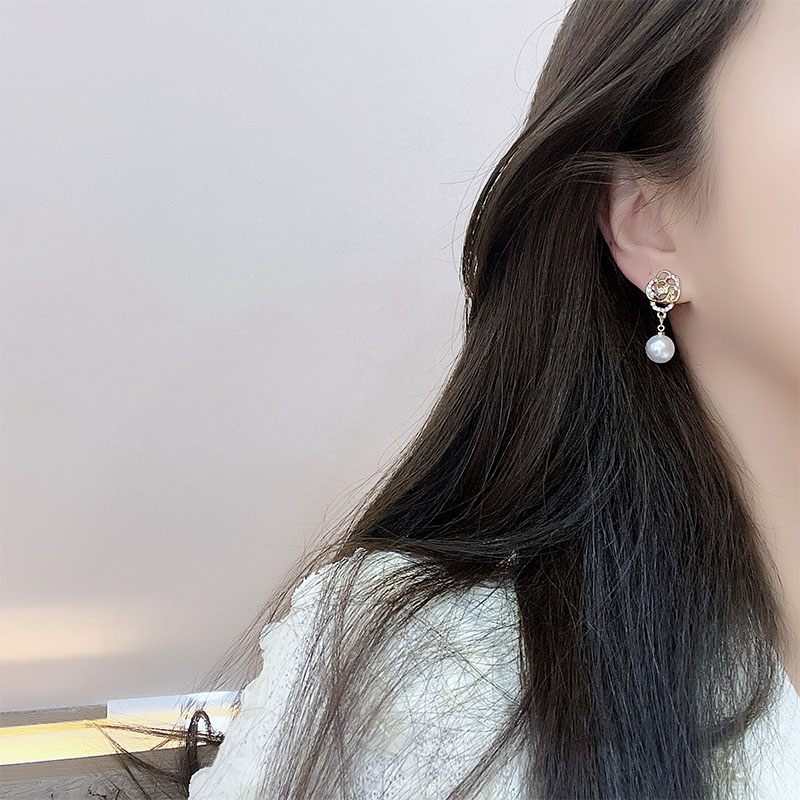 1 Pair Elegant Korean Style Flower Inlay Imitation Pearl Alloy Artificial Rhinestones Gold Plated Drop Earrings display picture 6