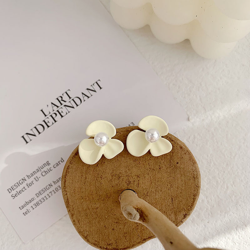 1 Pair Elegant Flower Inlay Alloy Artificial Pearls Ear Studs display picture 2