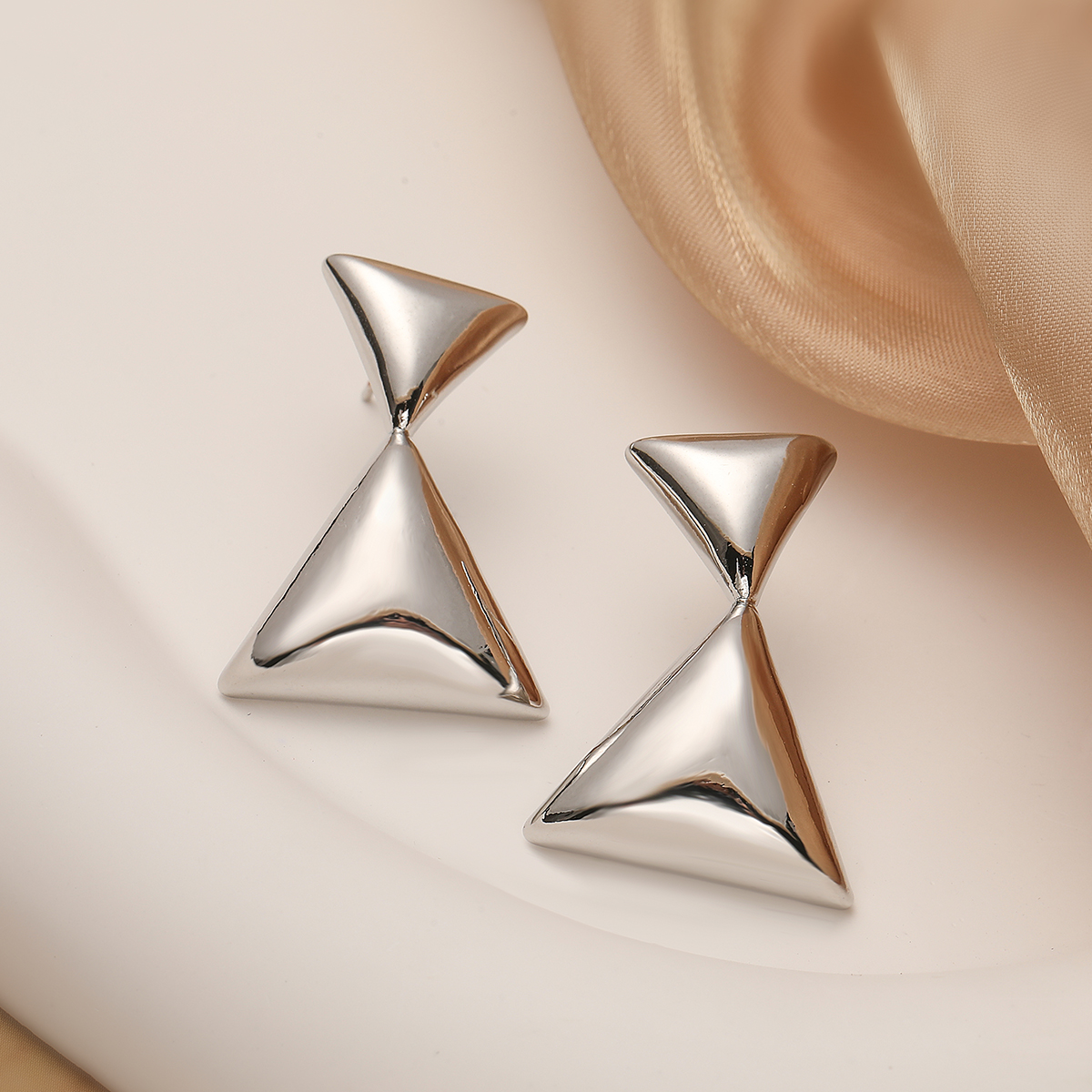 1 Pair Simple Style Triangle Geometric Oval Plating Copper 18k Gold Plated Drop Earrings display picture 5