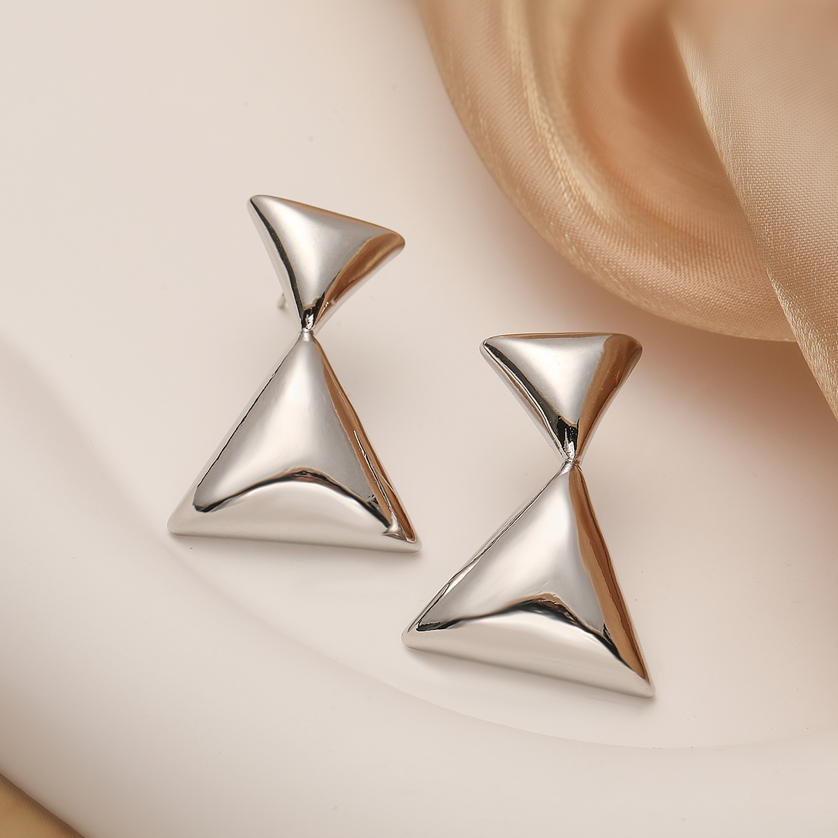 1 Paire Style Simple Triangle Géométrique Ovale Placage Le Cuivre Plaqué Or 18k Boucles D'oreilles display picture 5