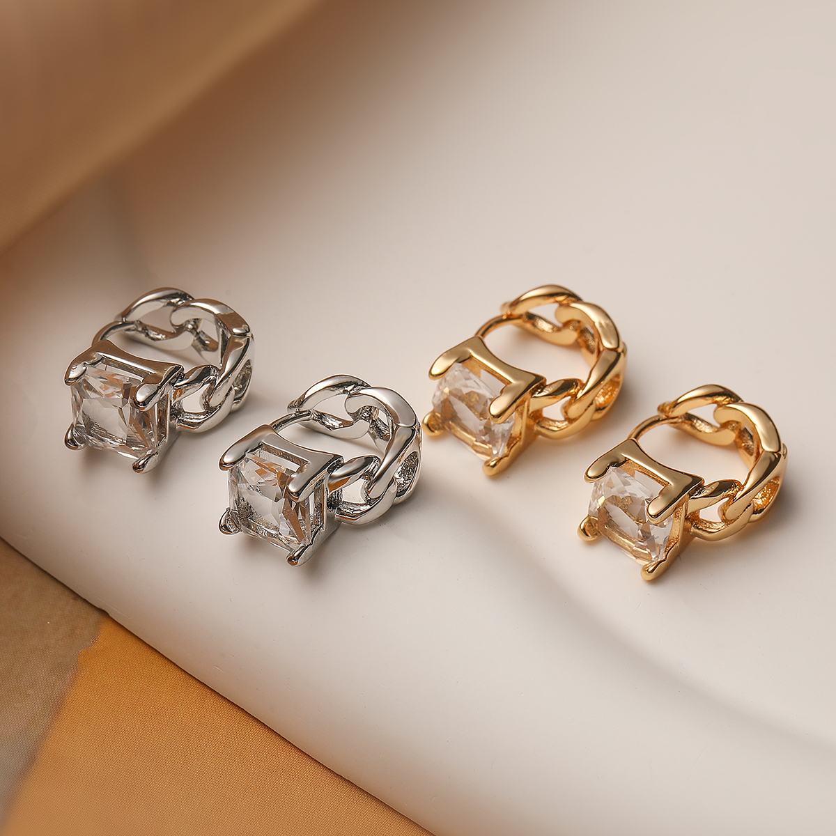 1 Paar Einfacher Stil Geometrisch Quadrat Überzug Inlay Kupfer Zirkon 18 Karat Vergoldet Reif Ohrringe display picture 4