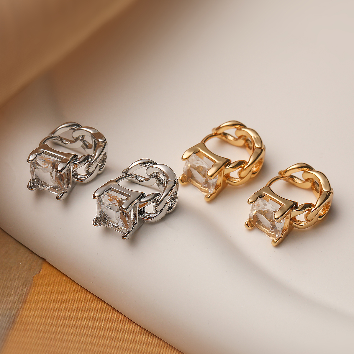 1 Paire Style Simple Géométrique Carré Placage Incruster Le Cuivre Zircon Plaqué Or 18k Boucles D'oreilles Cerceau display picture 4