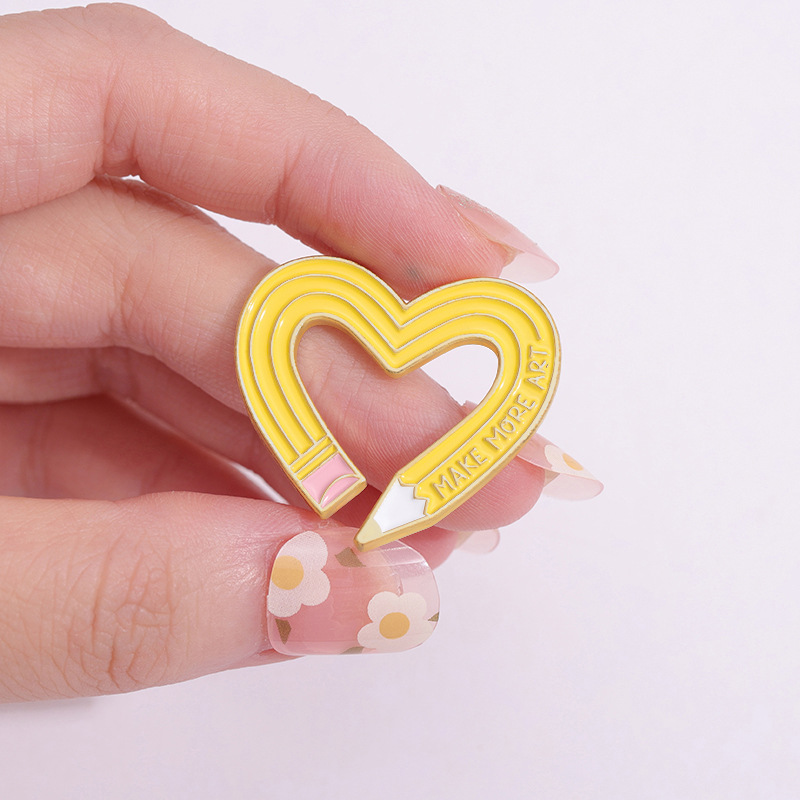 Simple Style Heart Shape Alloy Plating Unisex Brooches display picture 1