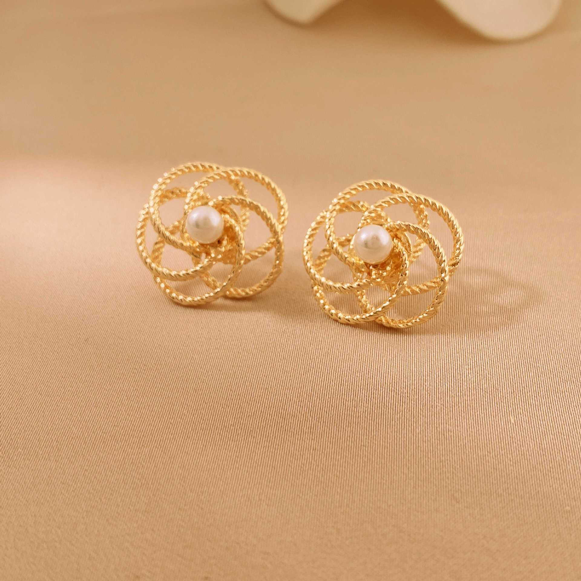 1 Pair Simple Style Classic Style Flower Inlay Alloy Pearl Ear Studs display picture 2