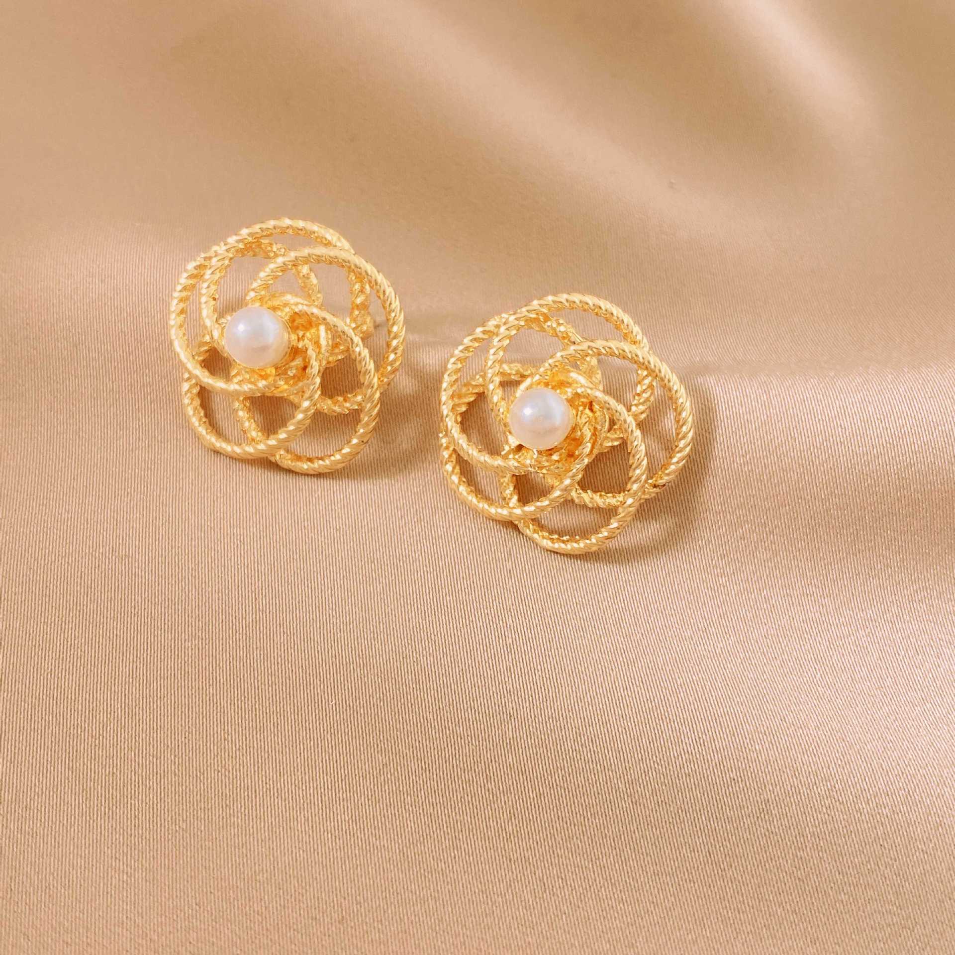 1 Pair Simple Style Classic Style Flower Inlay Alloy Pearl Ear Studs display picture 3