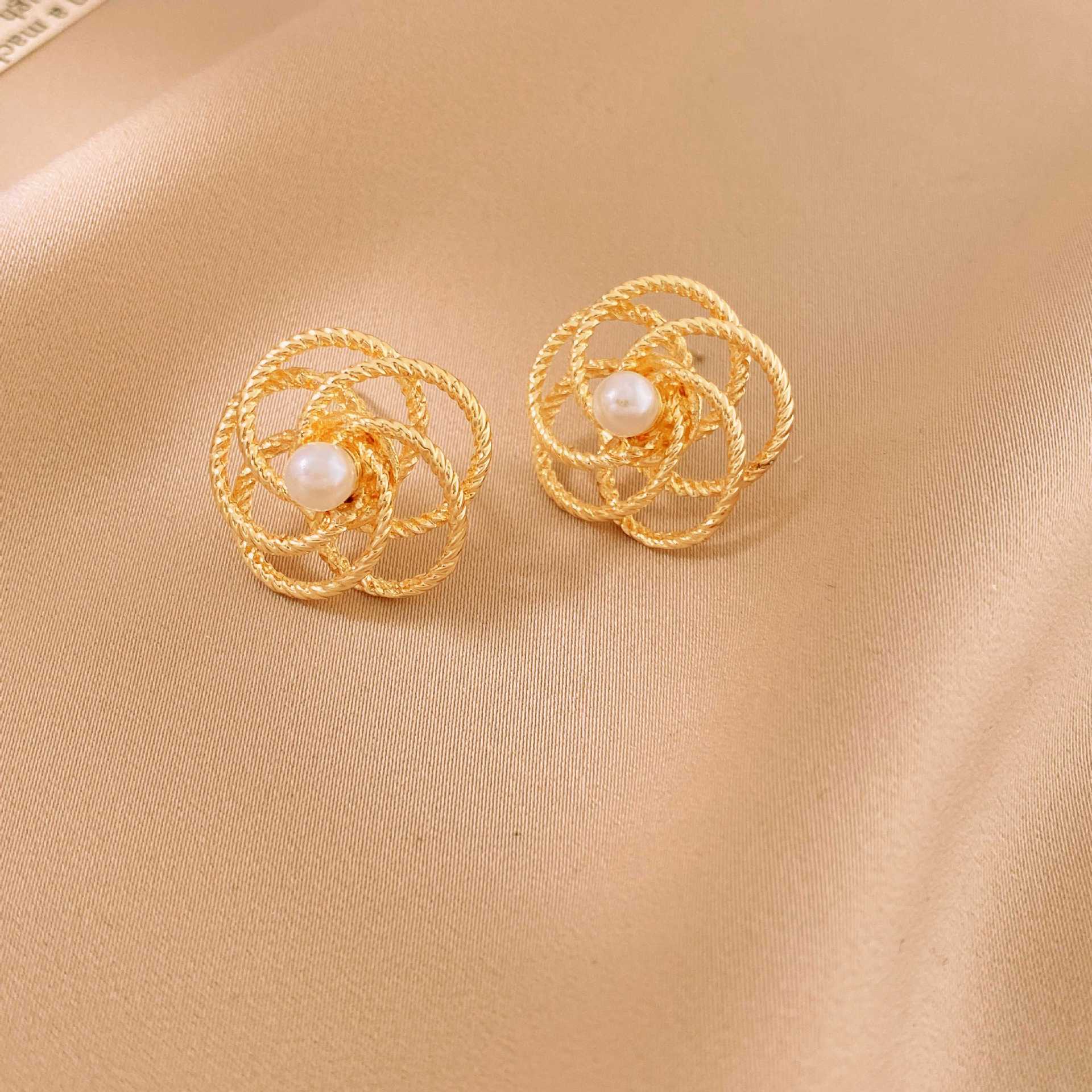 1 Paire Style Simple Style Classique Fleur Incruster Alliage Perle Boucles D'oreilles display picture 4