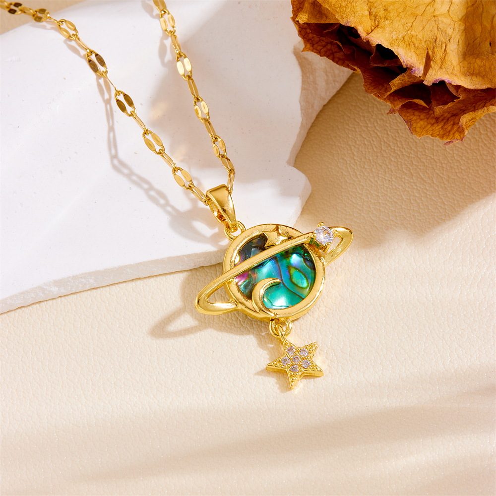 Titan Stahl 18 Karat Vergoldet Vintage-Stil Überzug Planet Mond Künstliche Perlen Strasssteine Halskette Mit Anhänger display picture 5