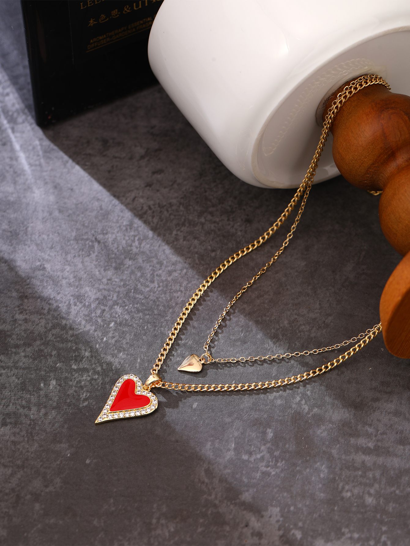 Wholesale Jewelry Elegant Retro Heart Shape Iron Copper Zircon Inlay Pendant Necklace display picture 1