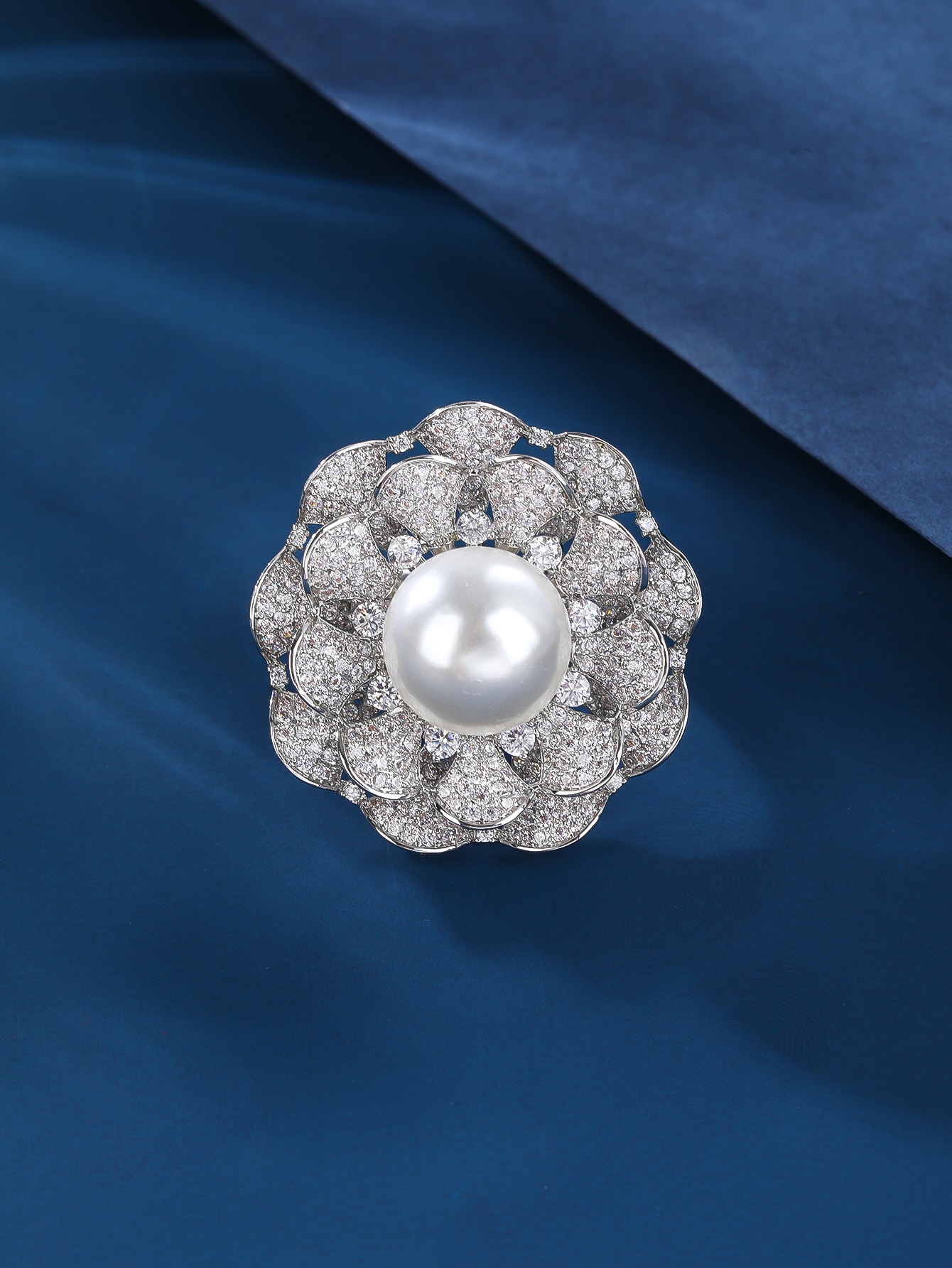 Élégant Dame Brillant Géométrique Le Cuivre Placage Incruster Perle Zircon Or Blanc Plaqué Anneaux display picture 1