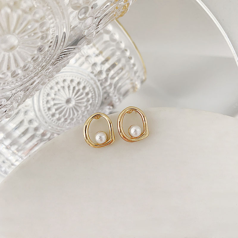 1 Pair Simple Style Classic Style Round Plating Inlay Alloy Pearl Gold Plated Ear Studs display picture 1