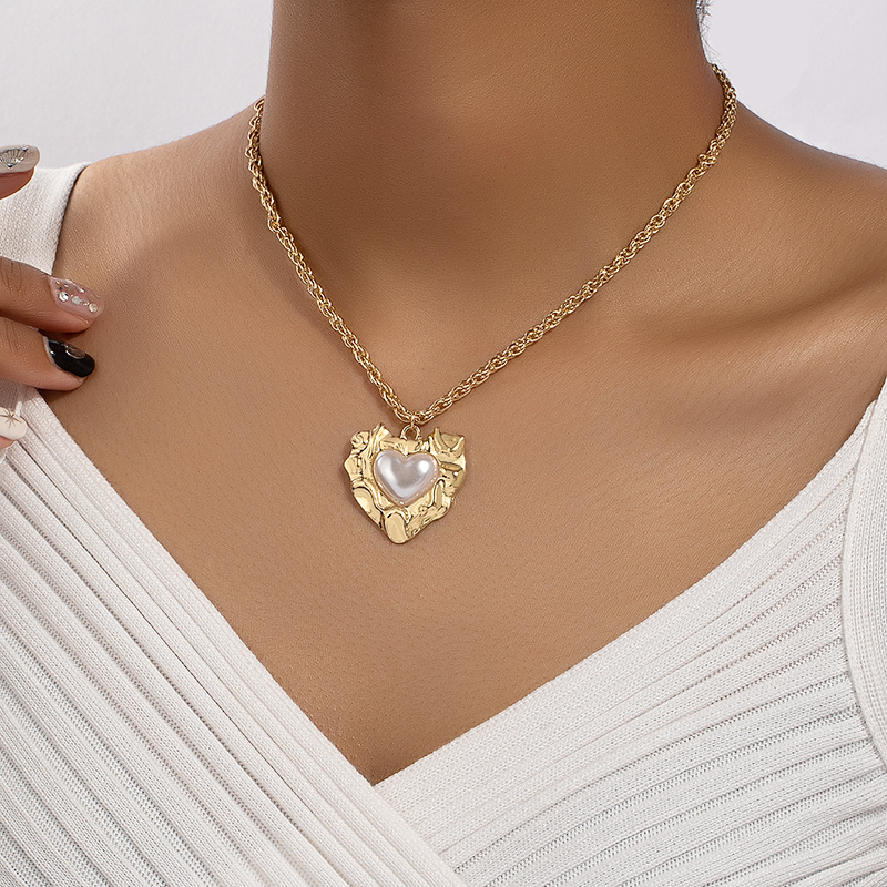 Retro Luxurious Commute Heart Shape Pearl Alloy Wholesale Pendant Necklace display picture 6