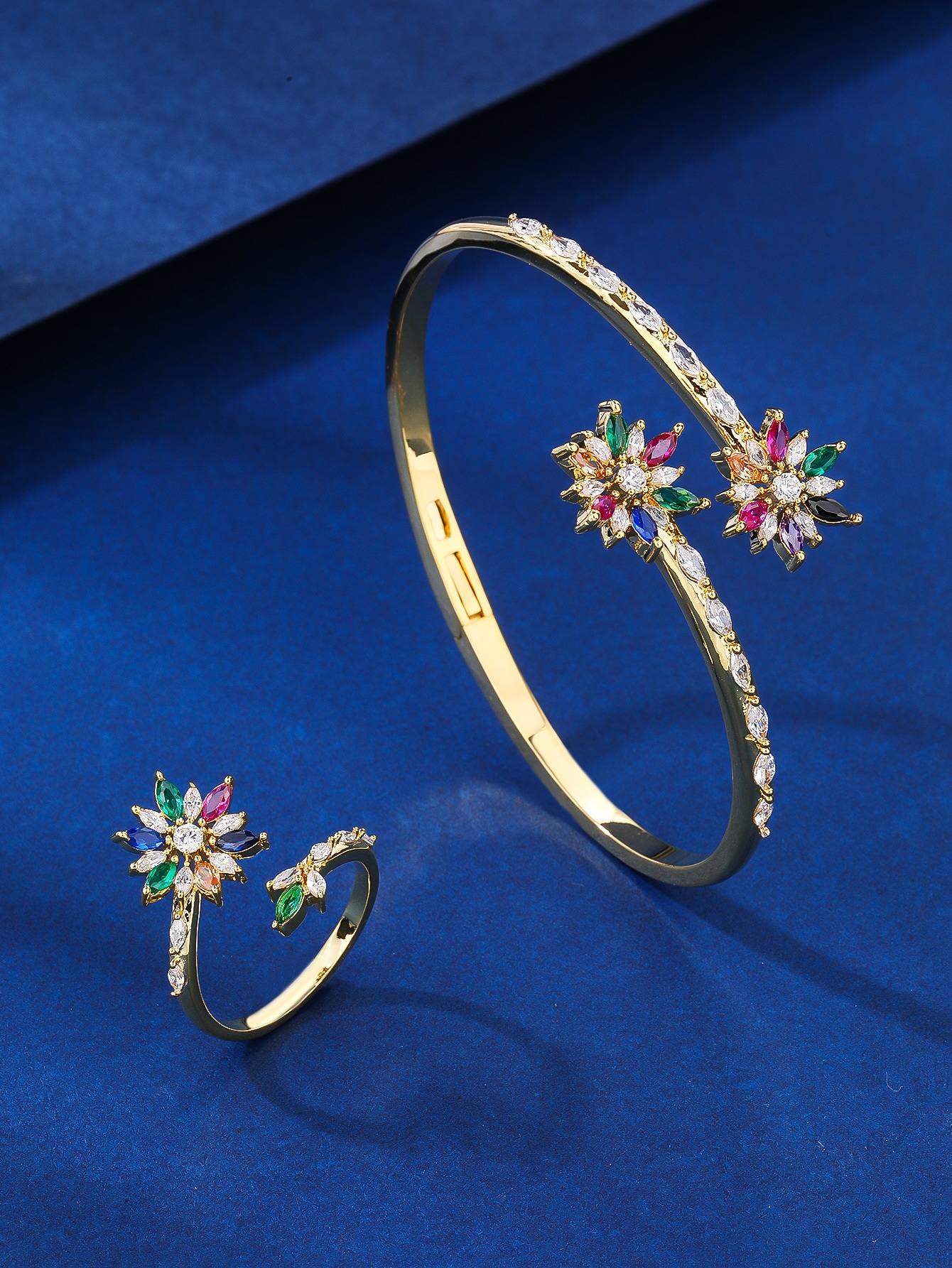 Elegant Klassischer Stil Blume Kupfer Überzug Inlay Zirkon Vergoldet Ringe Armbänder display picture 1