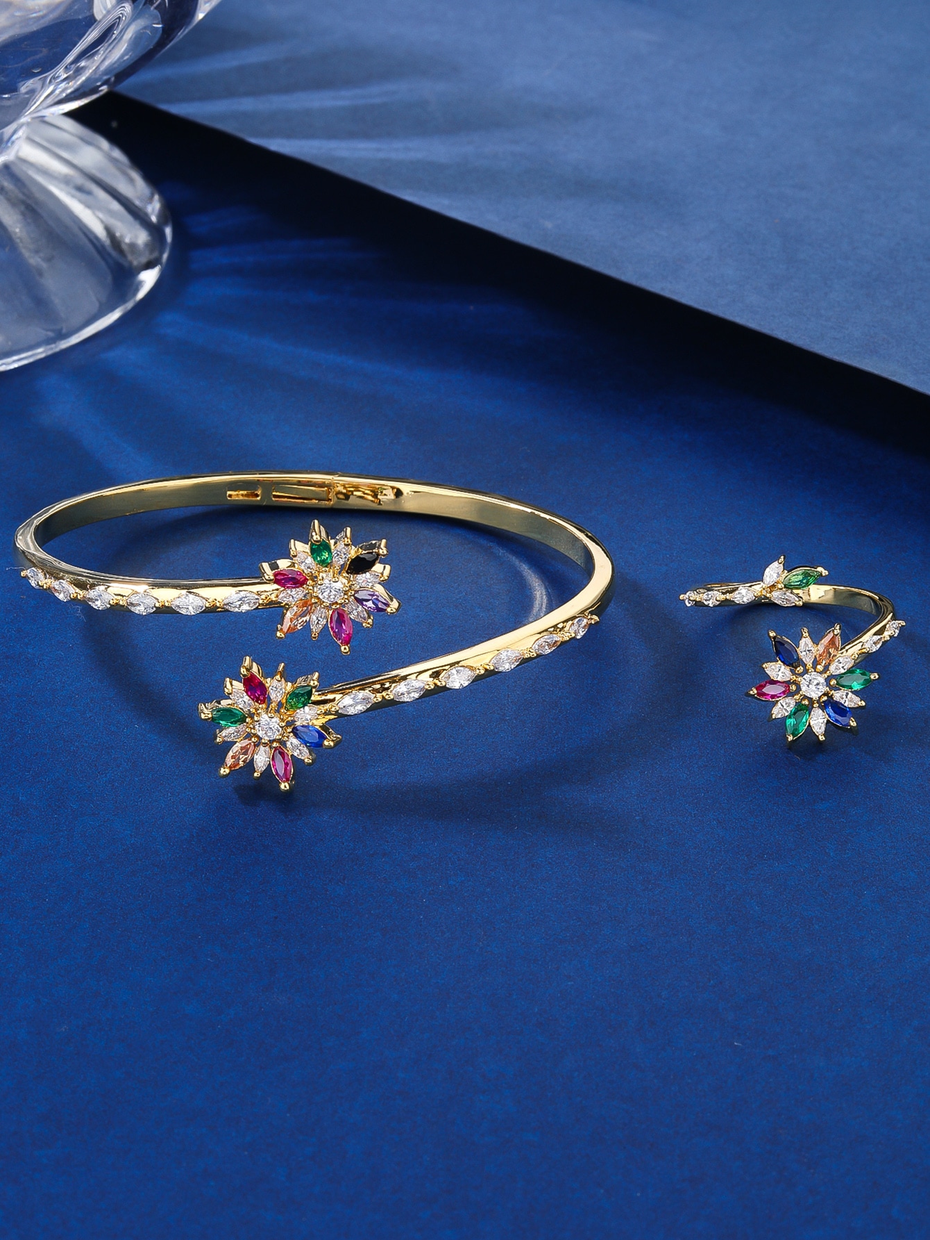 Elegant Klassischer Stil Blume Kupfer Überzug Inlay Zirkon Vergoldet Ringe Armbänder display picture 4