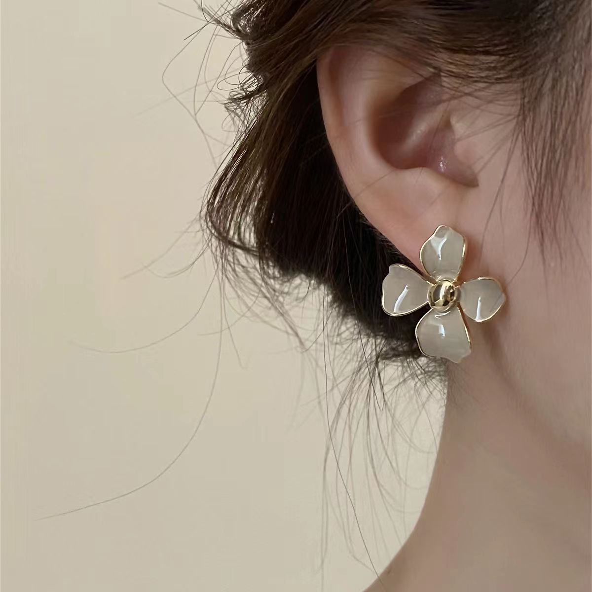 1 Pair Simple Style Commute Flower Plating Alloy Gold Plated Ear Studs display picture 1