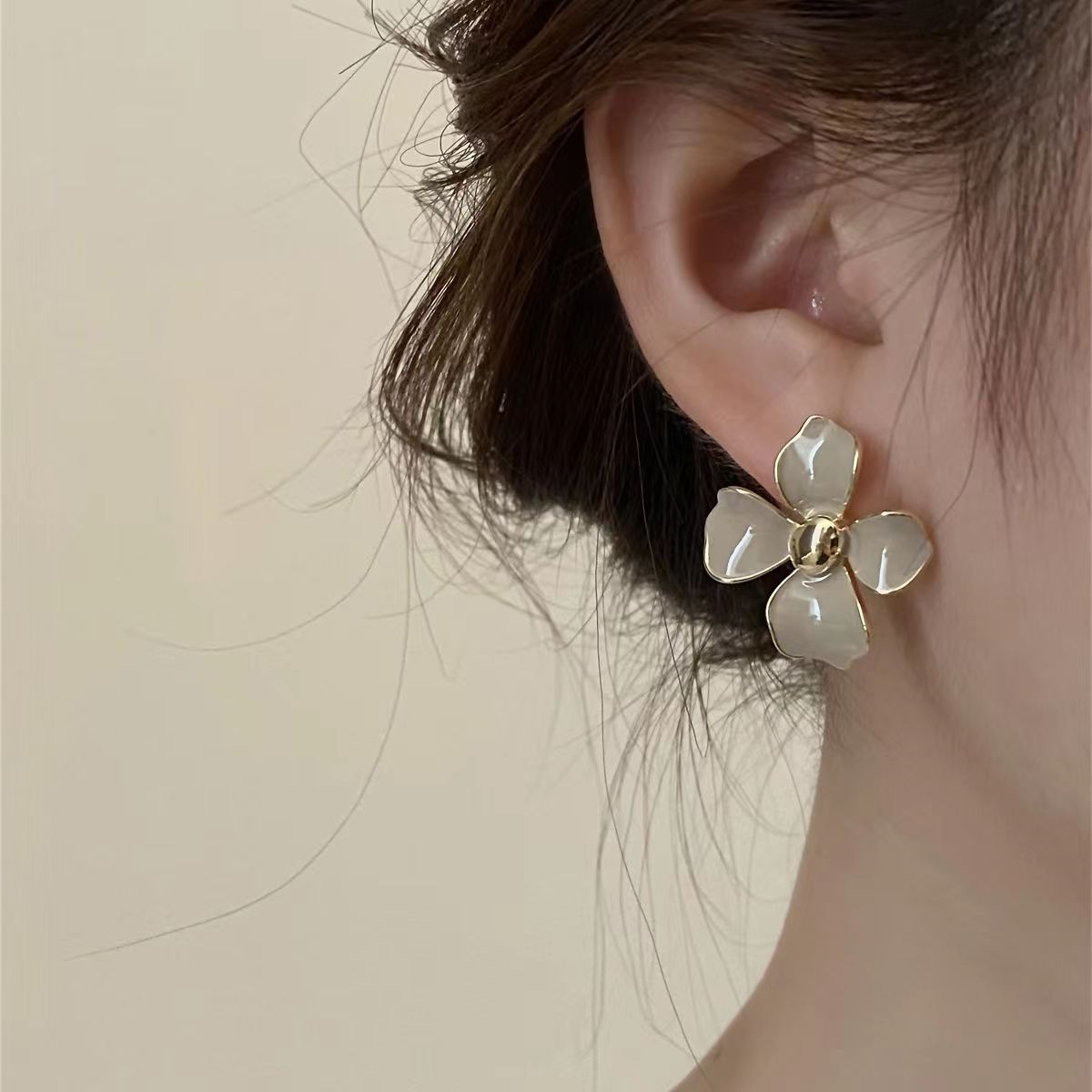 1 Paire Style Simple Commuer Fleur Placage Alliage Plaqué Or Boucles D'oreilles display picture 1