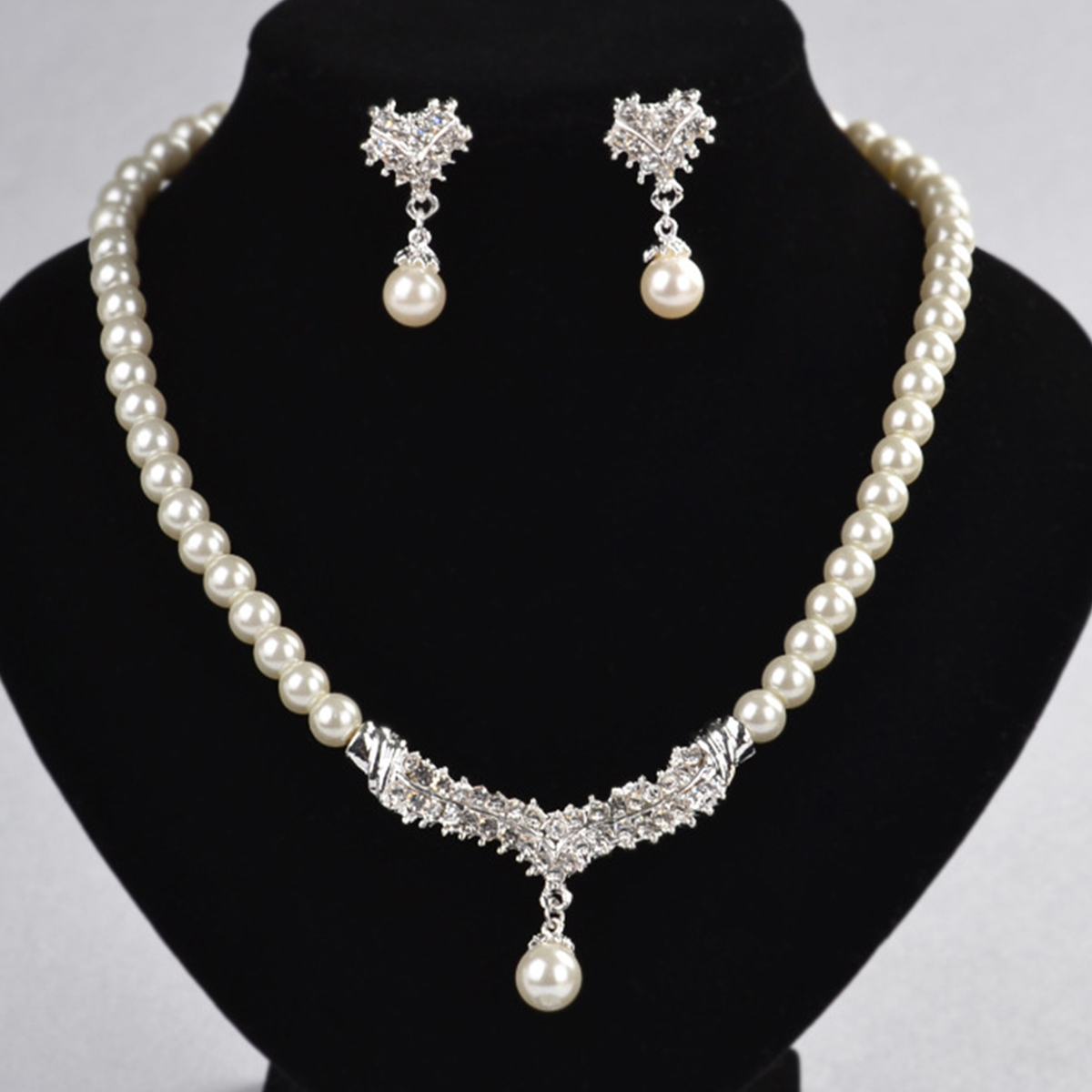 Simple Style Round Alloy Inlay Rhinestones Women's Jewelry Set display picture 1
