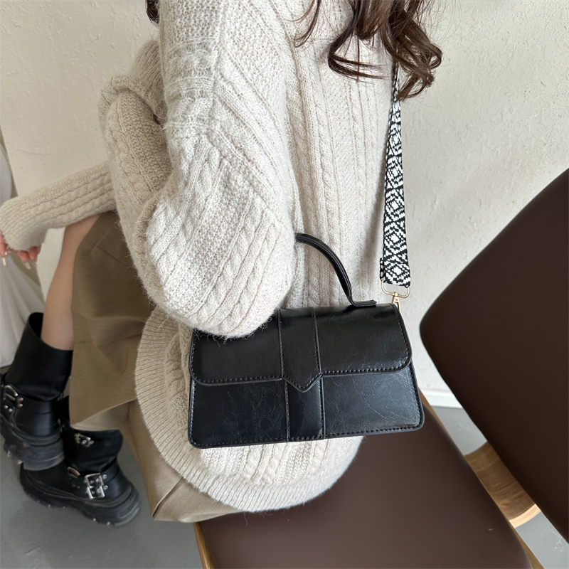 Women's Pu Leather Solid Color Elegant Square Magnetic Buckle Handbag display picture 3