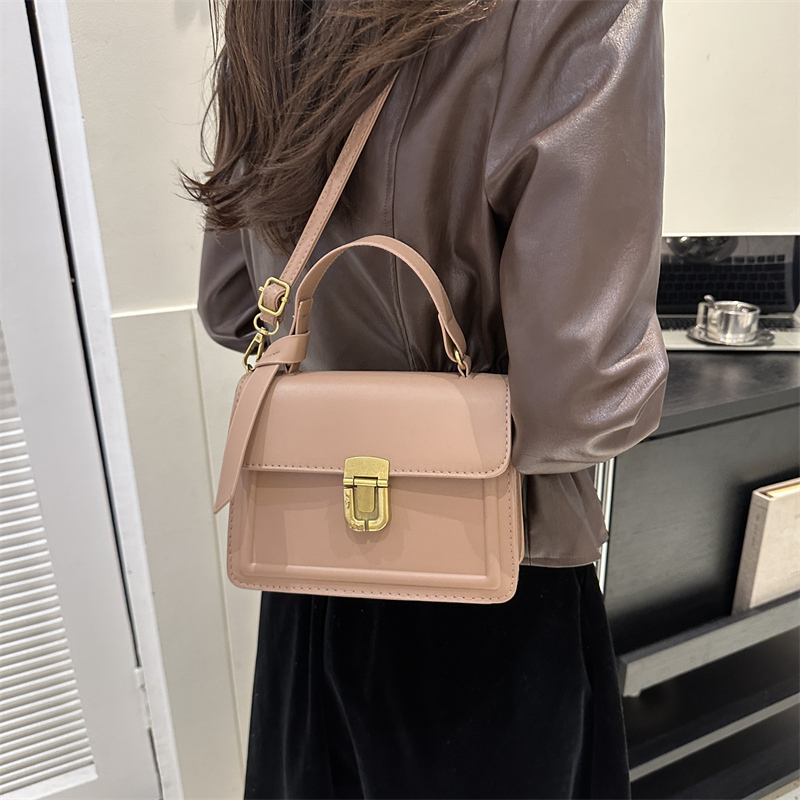 Women's Pu Leather Solid Color Streetwear Square Magnetic Buckle Handbag display picture 5