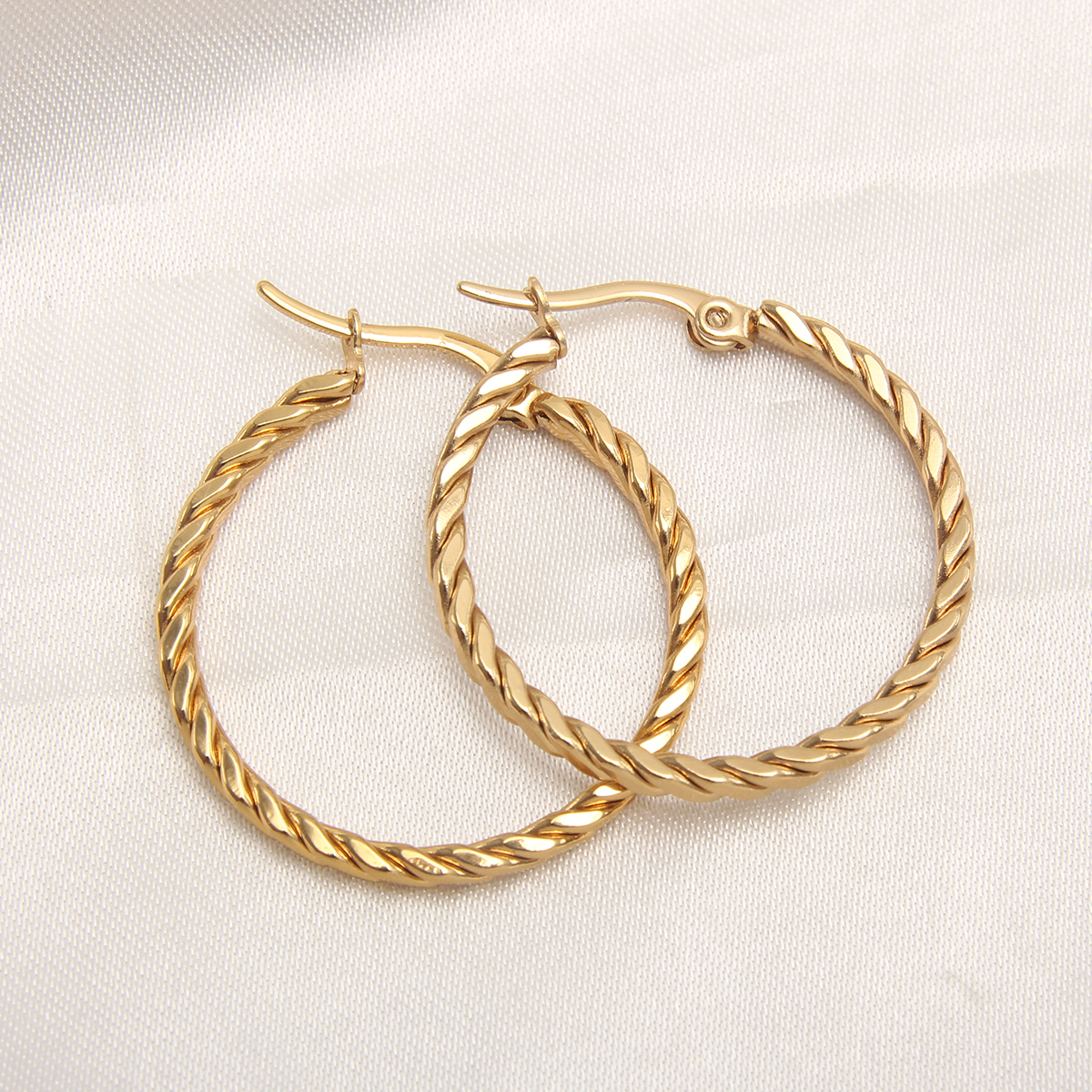 1 Pair Exaggerated Simple Style Solid Color Plating 304 Stainless Steel 18K Gold Plated Gold Plated Earrings display picture 5