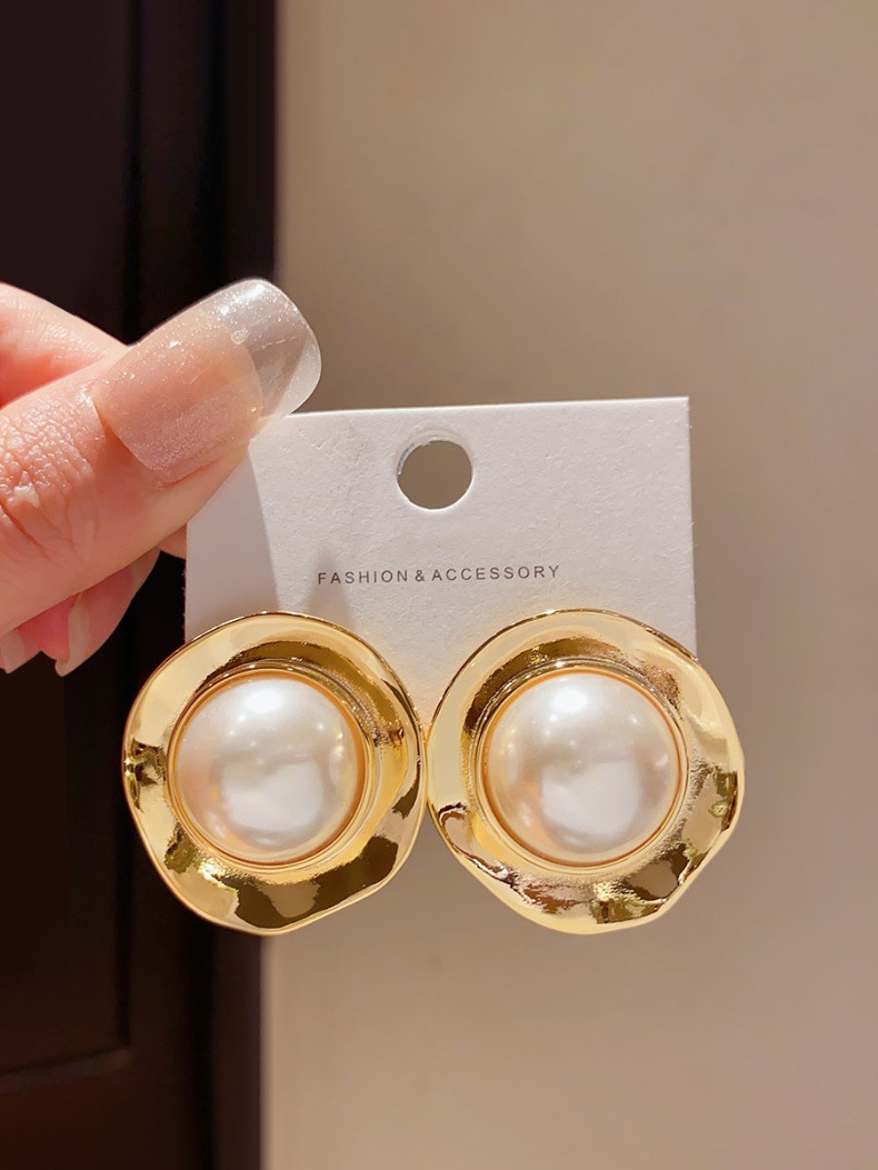 1 Pair Retro Round Plating Imitation Pearl Ear Studs display picture 1