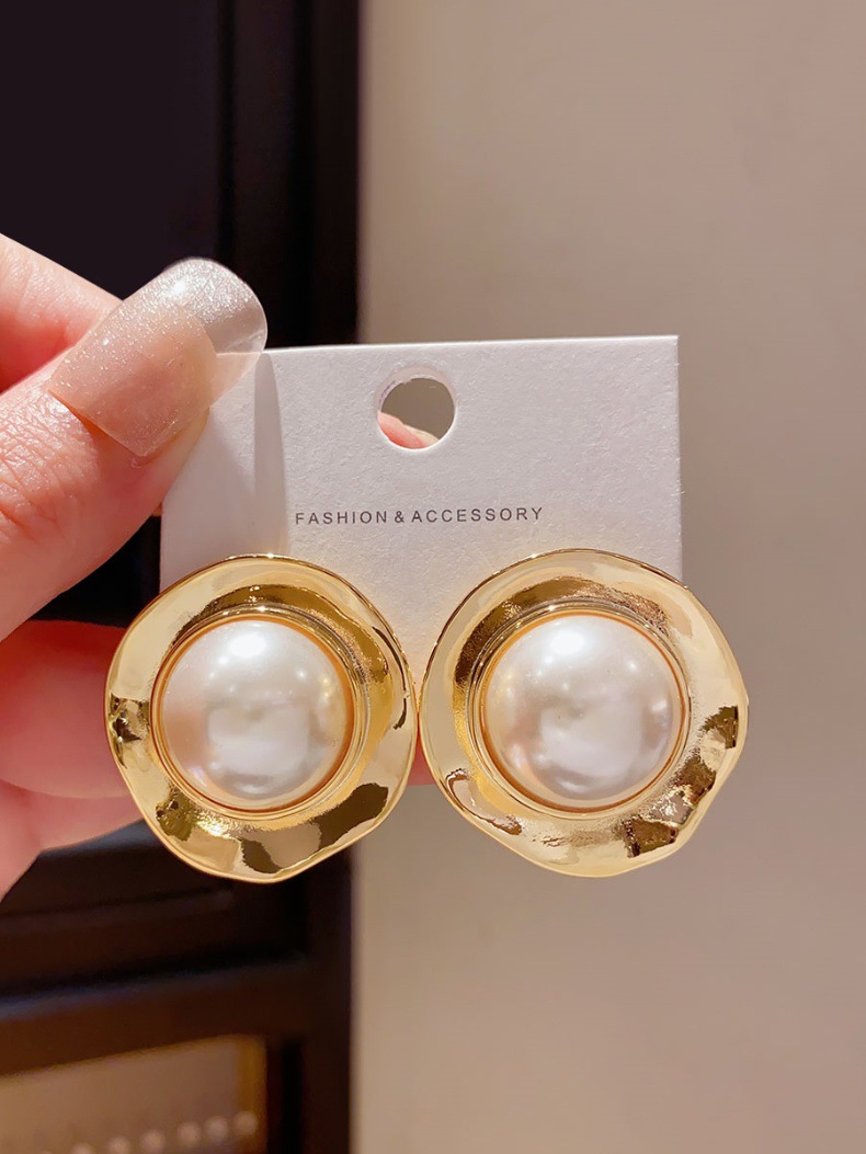 1 Pair Retro Round Plating Imitation Pearl Ear Studs display picture 2