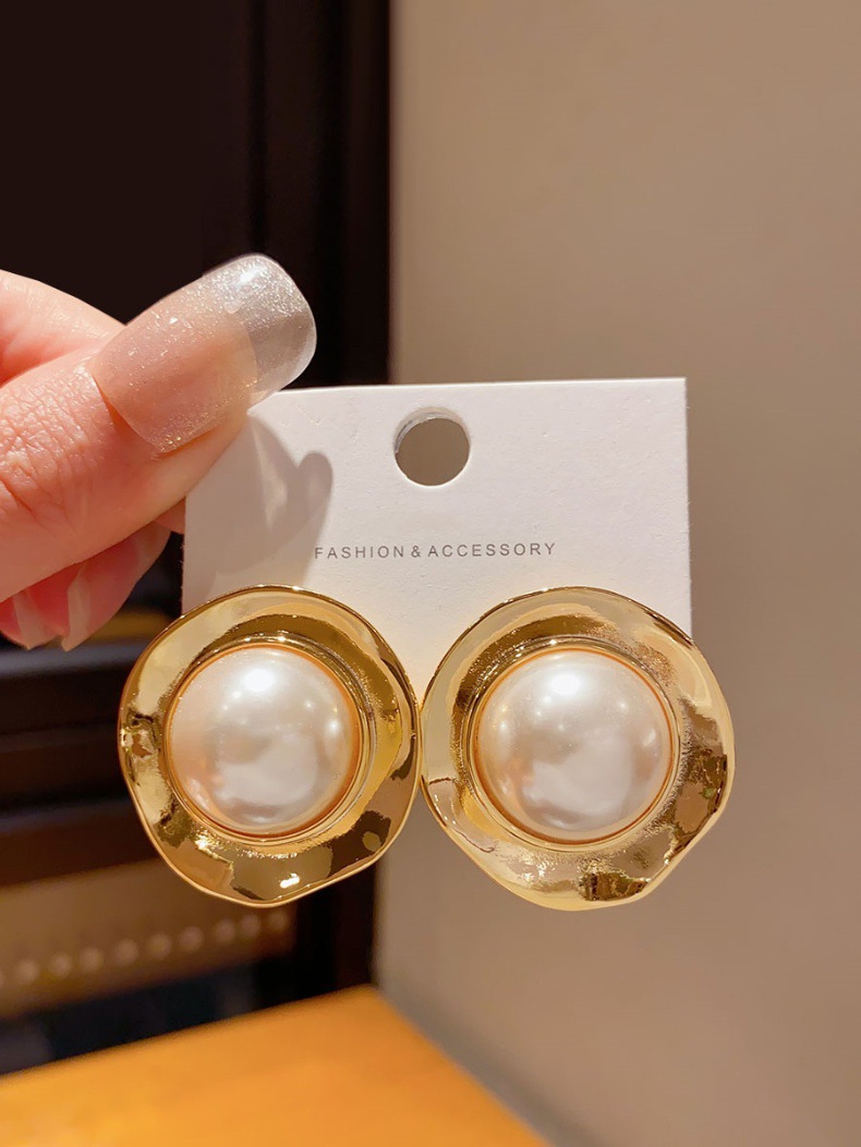 1 Pair Retro Round Plating Imitation Pearl Ear Studs display picture 3