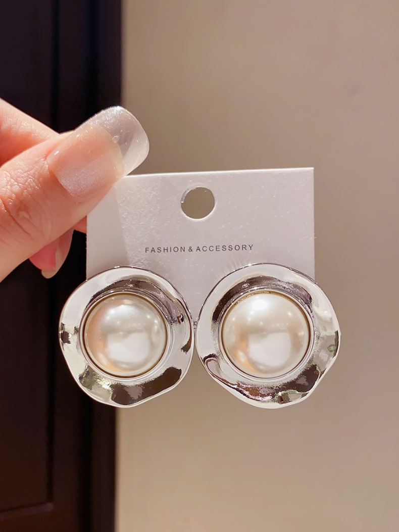 1 Pair Retro Round Plating Imitation Pearl Ear Studs display picture 5