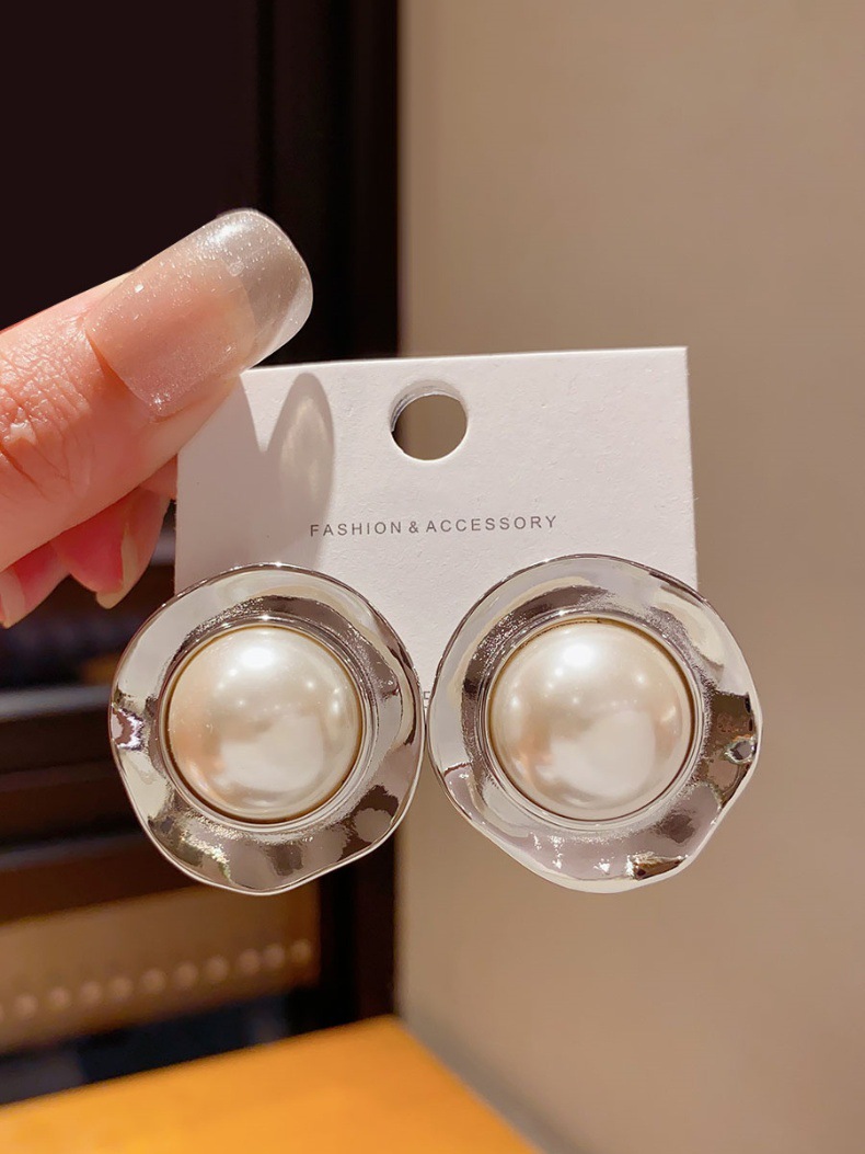 1 Pair Retro Round Plating Imitation Pearl Ear Studs display picture 6