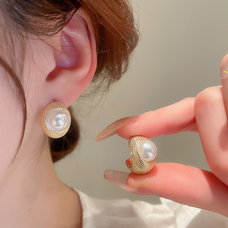 1 Pair Retro Round Plating Imitation Pearl Ear Studs display picture 1