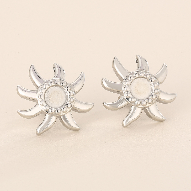 1 Pair Simple Style Sun Plating Stainless Steel 18K Gold Plated Ear Studs display picture 6