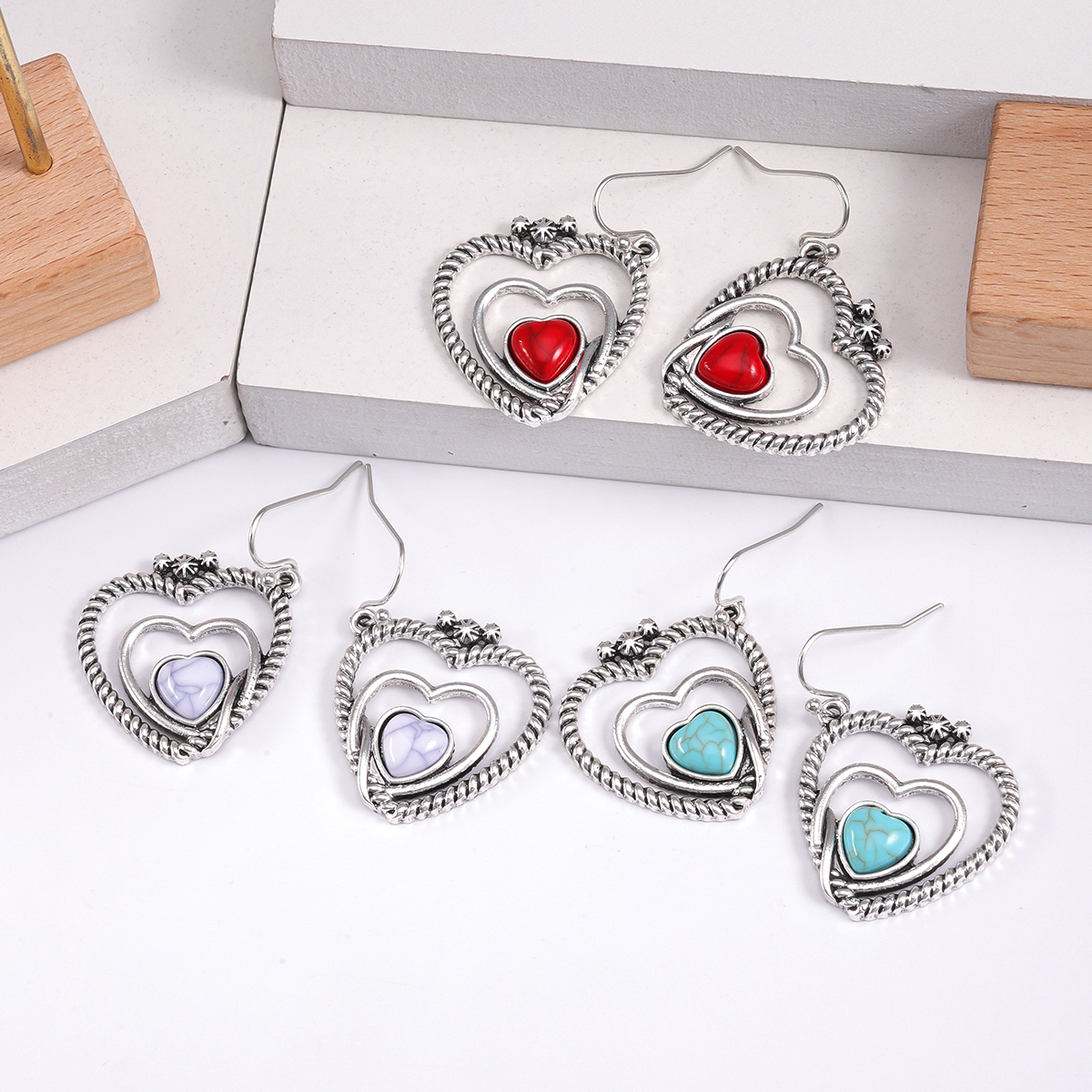 1 Pair Elegant Vintage Style Heart Shape Inlay Alloy Natural Stone Drop Earrings display picture 5