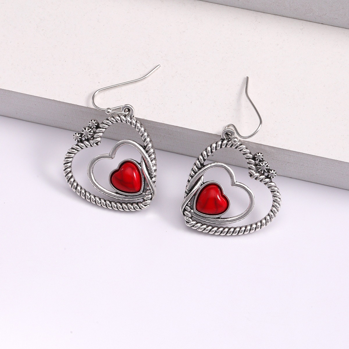 1 Par Elegante Estilo Vintage Forma De Corazón Embutido Aleación Piedra Natural Pendientes De Gota display picture 7