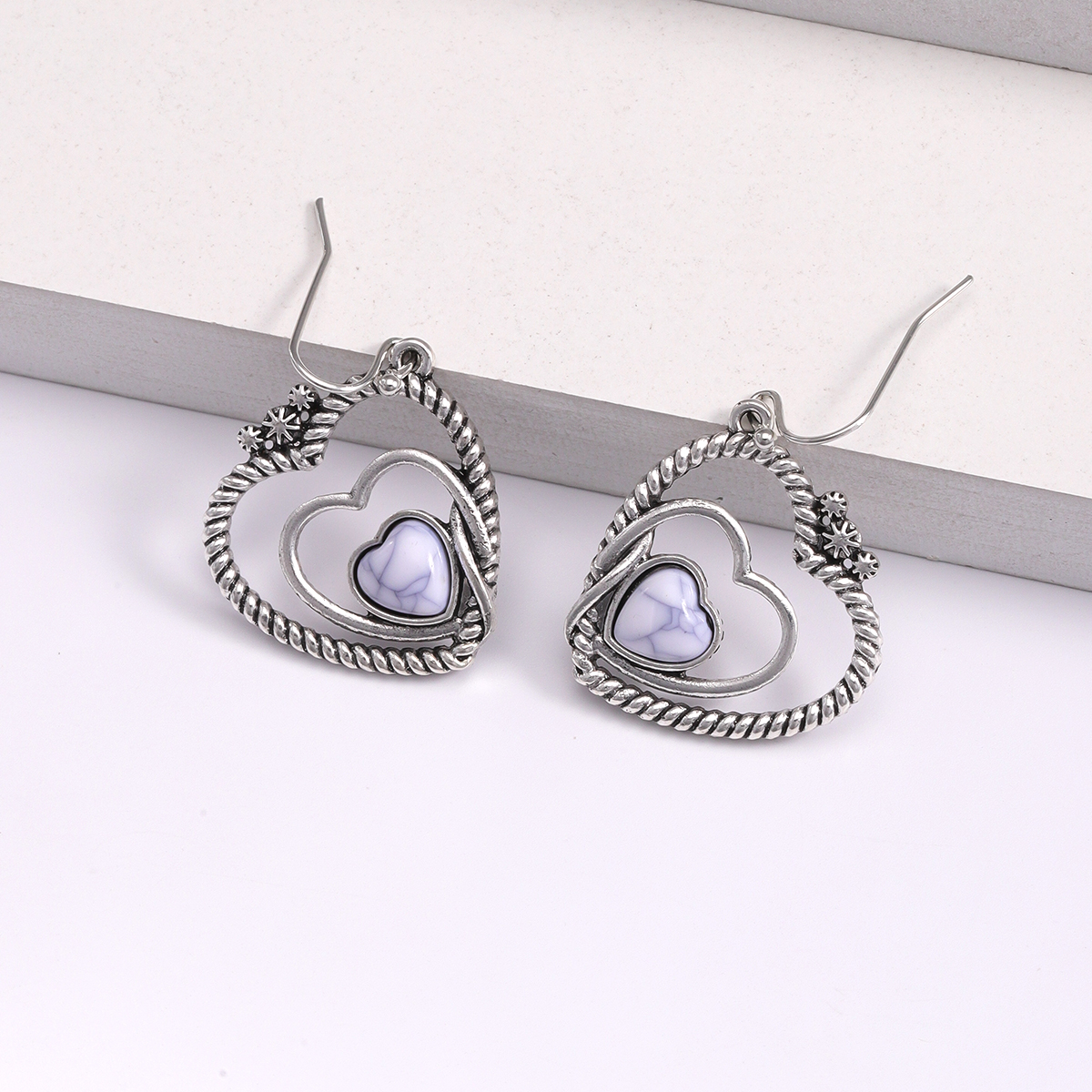 1 Pair Elegant Vintage Style Heart Shape Inlay Alloy Natural Stone Drop Earrings display picture 8