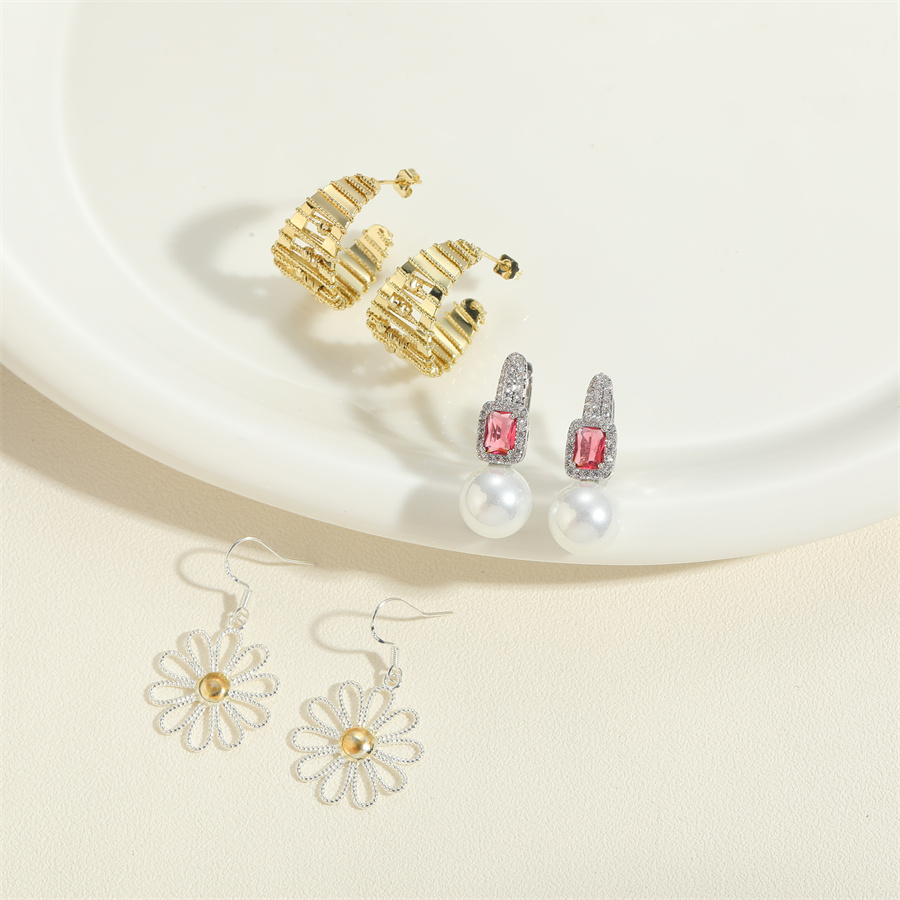 1 Pair Elegant Simple Style Geometric Flower Tassel Plating Brass Artificial Pearls Zircon 14k Gold Plated Drop Earrings Ear Studs display picture 1