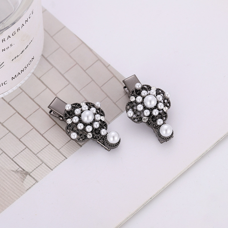 Women's Simple Style Solid Color Metal Inlaid Pearls Hair Clip display picture 4