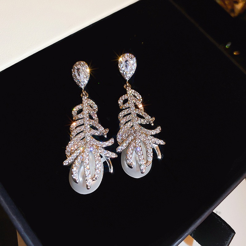 1 Pair Simple Style Leaves Inlay Alloy Zircon Drop Earrings display picture 5
