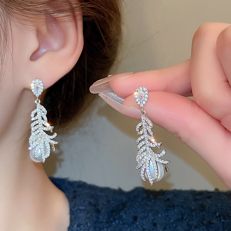 1 Pair Simple Style Leaves Inlay Alloy Zircon Drop Earrings display picture 4