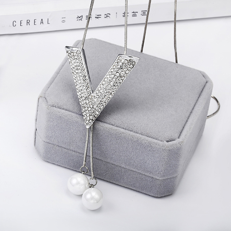 Classic Style Letter Imitation Pearl Alloy Copper Inlay Artificial Rhinestones Sweater Chain display picture 4