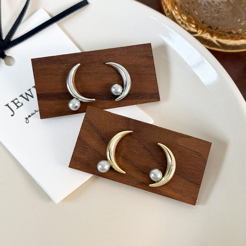 1 Pair Simple Style Moon Alloy Ear Studs display picture 5