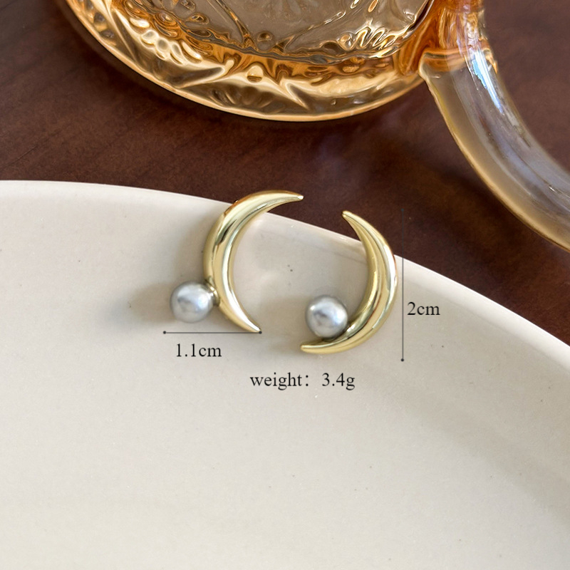 1 Pair Simple Style Moon Alloy Ear Studs display picture 1