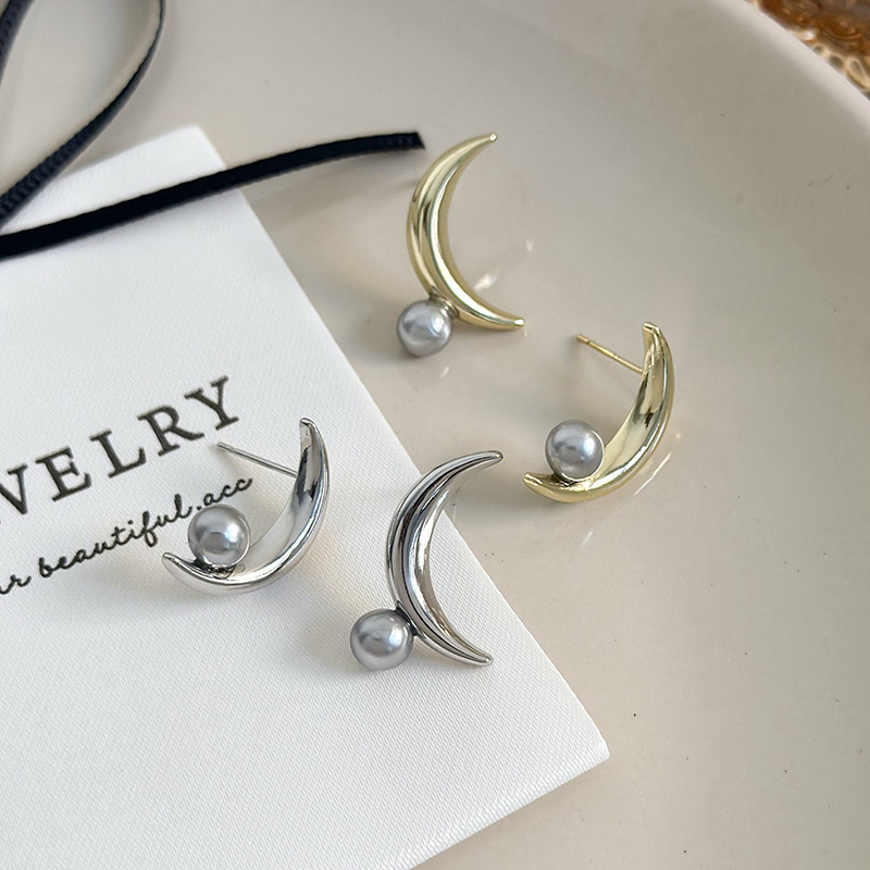 1 Pair Simple Style Moon Alloy Ear Studs display picture 3