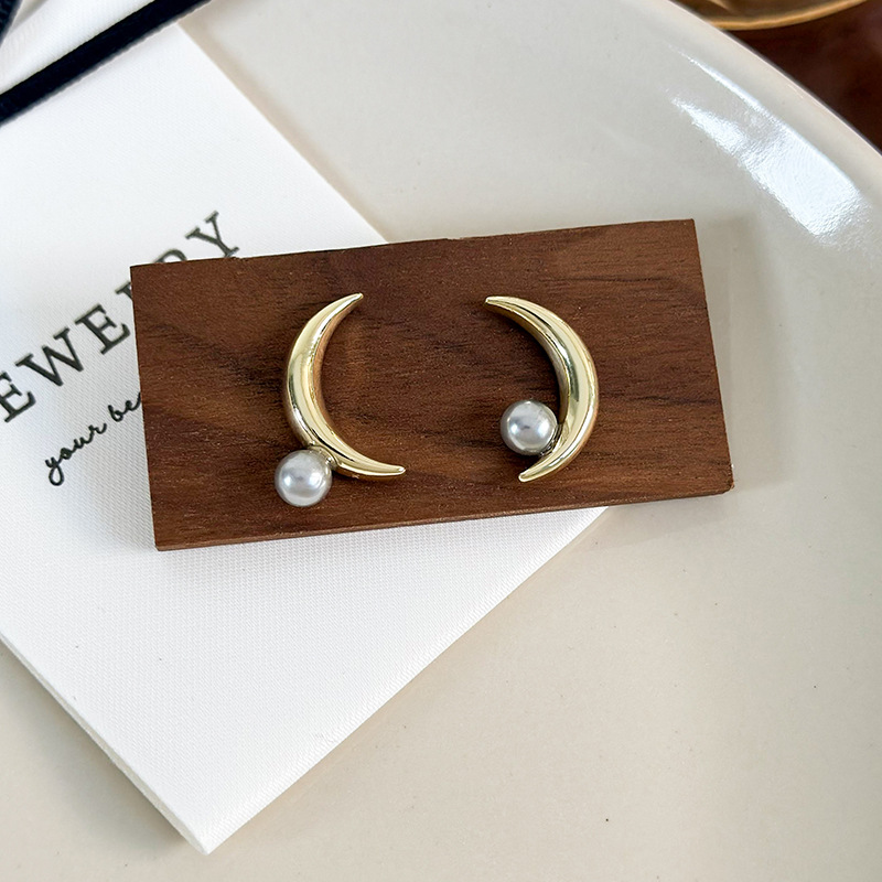 1 Pair Simple Style Moon Alloy Ear Studs display picture 10