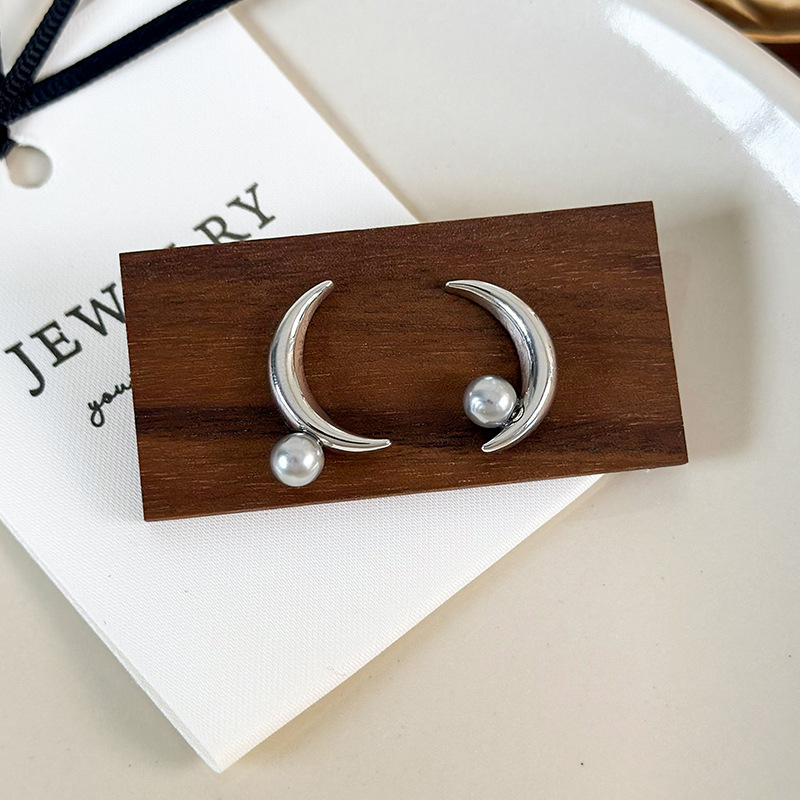 1 Pair Simple Style Moon Alloy Ear Studs display picture 12