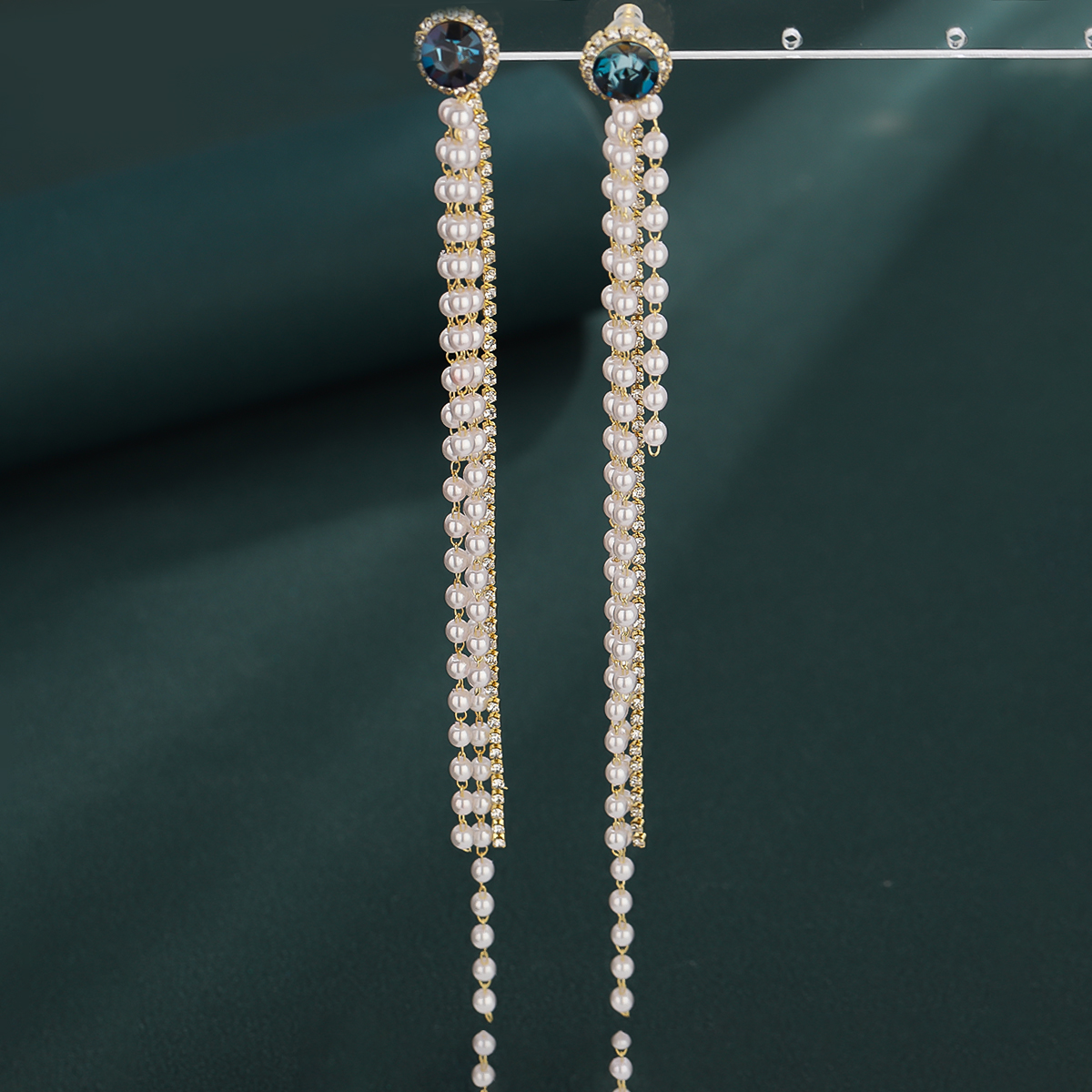 1 Pair Simple Style Round Tassel Pearl Inlay Copper Zircon Drop Earrings display picture 3