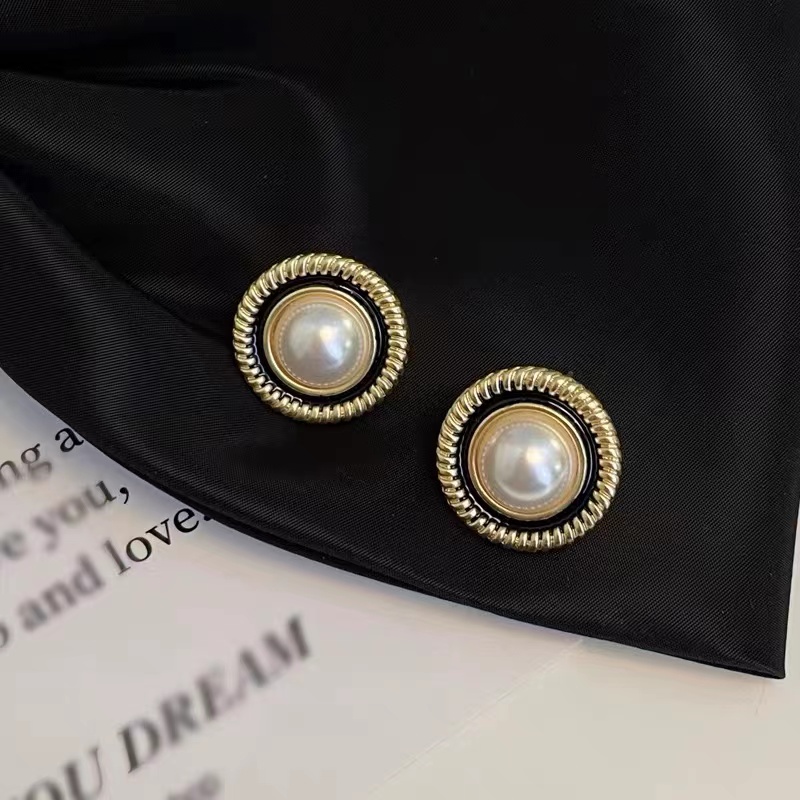 1 Pair Elegant Vintage Style Simple Style Round Plating Inlay Alloy Artificial Pearls Gold Plated Ear Studs display picture 3